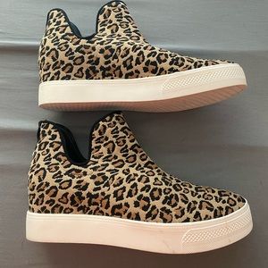 Steve Madden Lowry Casual Hightop. Like New! I inch hidden platform! Size 9
